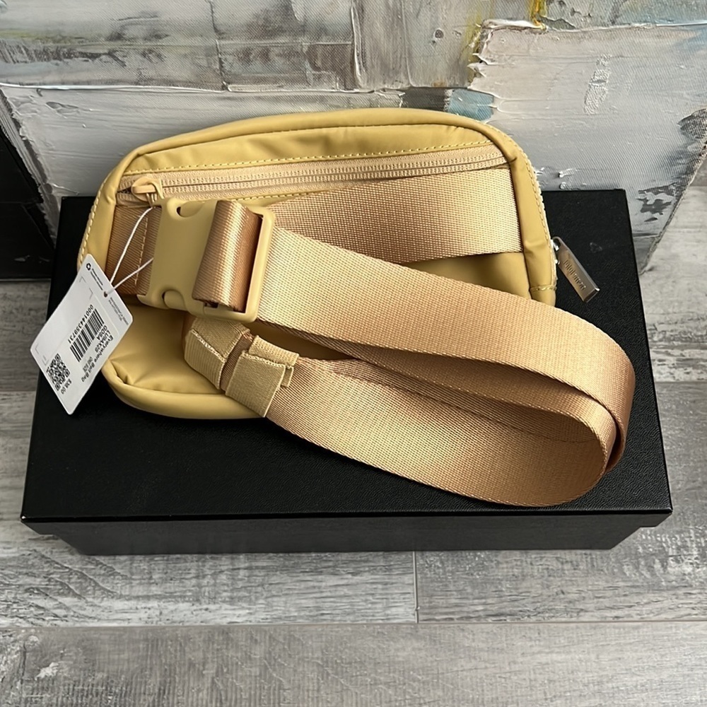 Lululemon Everywhere Belt Bag Golden Sand - Picture 6 of 6